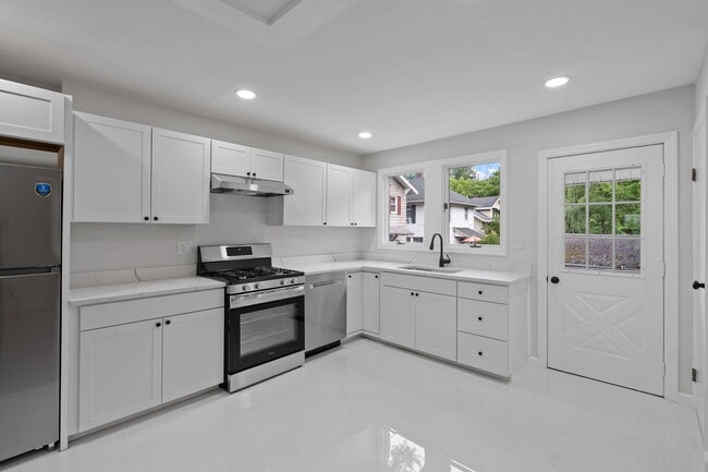 Building Photo - 114 Linderman Ave