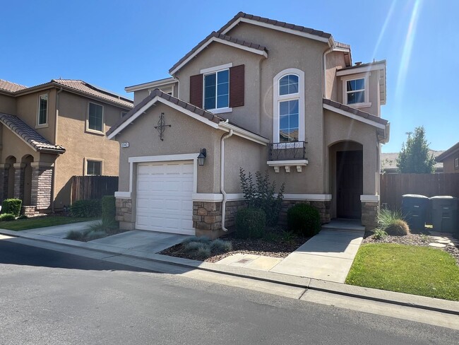 Building Photo - 3 bedroom, 2 1/2 bathroom home located in ...