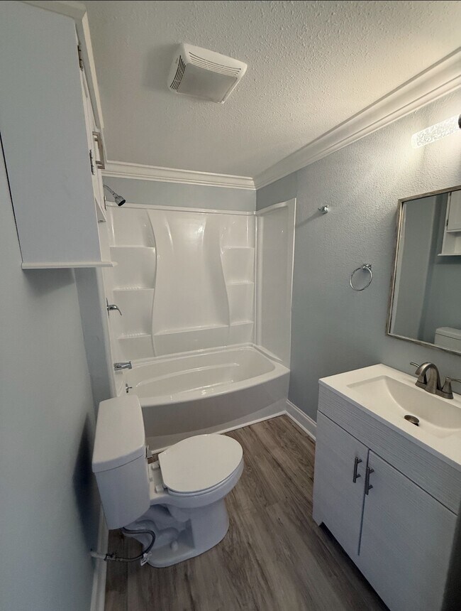 Building Photo - 6105 Hill Rd