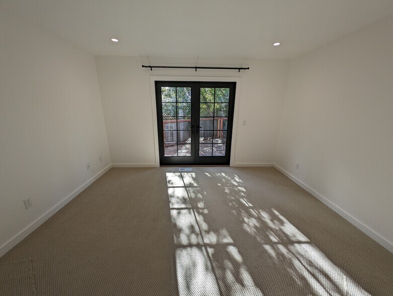 Building Photo - 4977 Hoen Ave