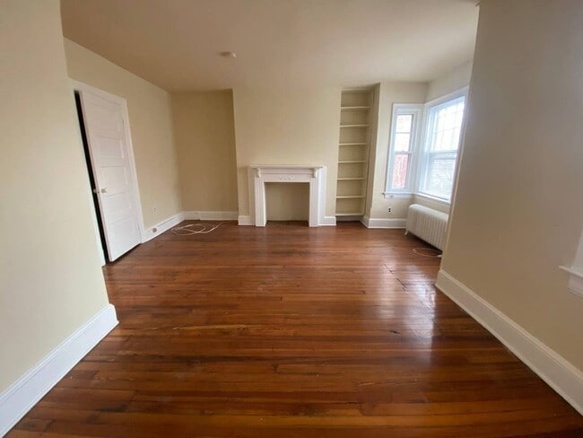 Building Photo - Incredibly Charming 3 Bedroom 2 Bath Victorian Style Farmhouse in Mount Pleasant! Just Steps From...