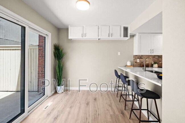 Building Photo - 206 S Holman Way