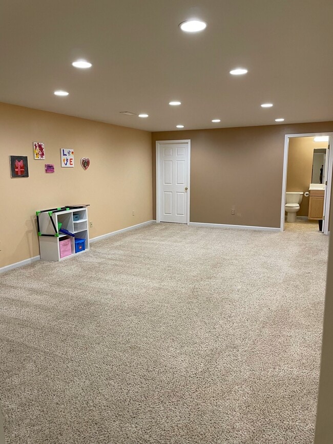 Building Photo - 16 Sea Pines Ct