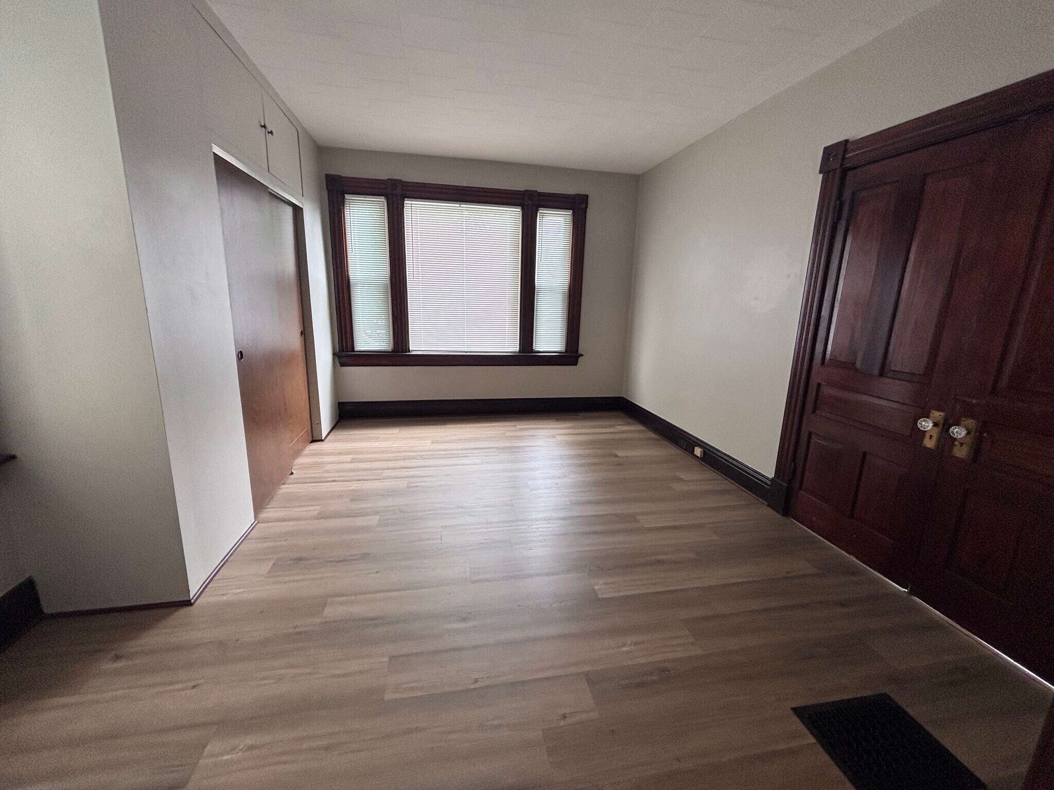 Bedroom measures approx. 12'9" x14'9" - 4822 Oak St