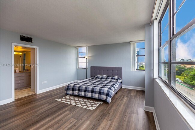 Building Photo - 9180 W Bay Harbor Dr
