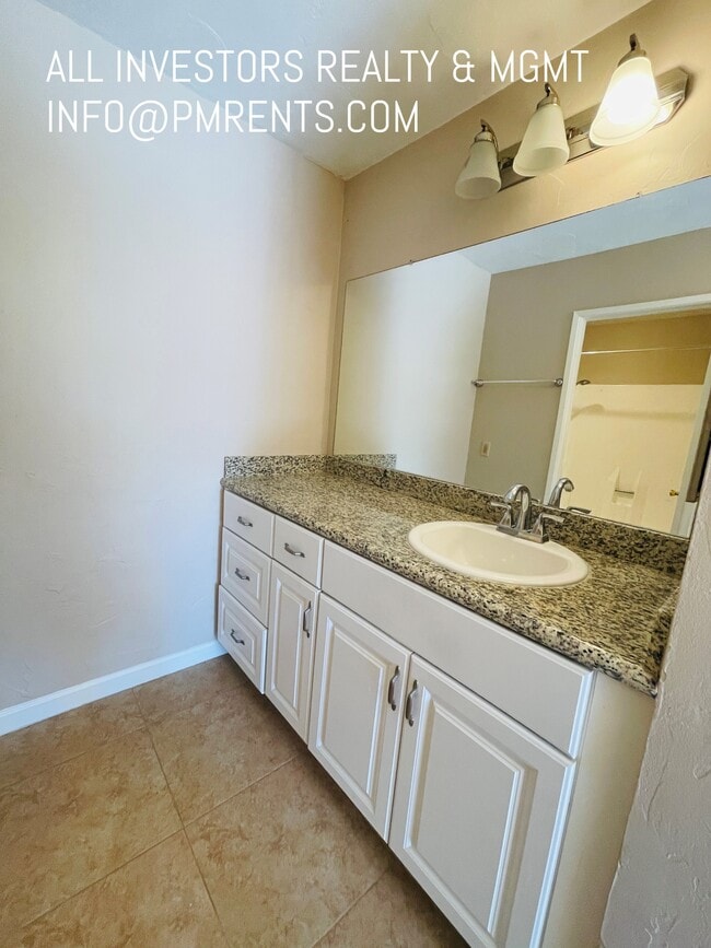 Building Photo - 313 N Melrose Dr