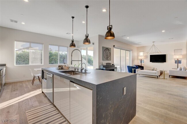 Building Photo - 2567 Speyburn Ave