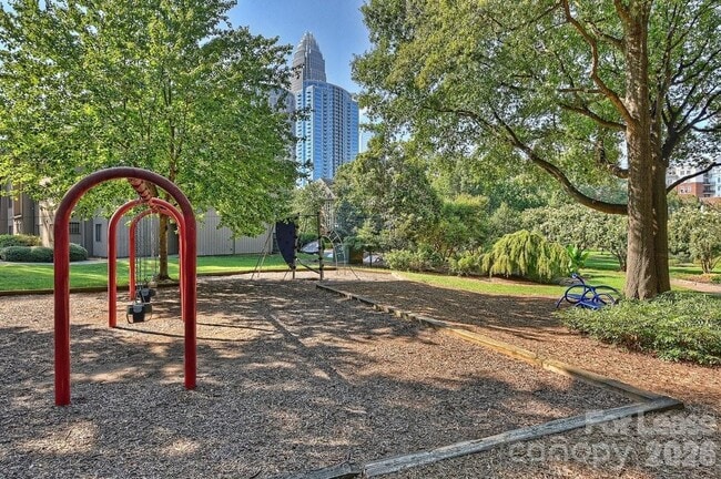 Building Photo - 343 W 7th St