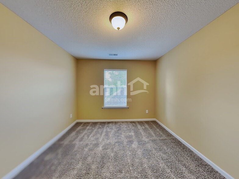 Building Photo - 3233 Peachtree Dr