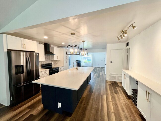 Building Photo - Updated 4B 2BA Home in Paradise Hills w/ S...
