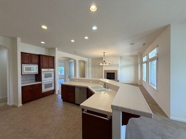 Building Photo - Spanish Springs 5bed/3bath - Move in Special now available!!