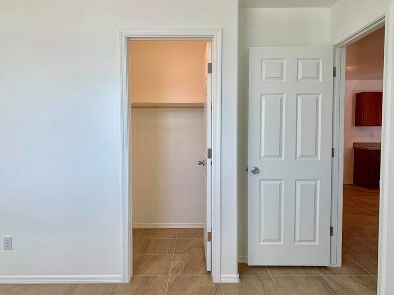 Building Photo - 10402 N 9th Ave