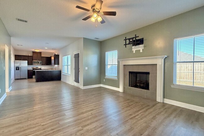 Building Photo - AVAILABLE NOW! (Pet Friendly)