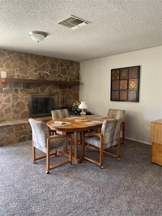 Building Photo - 1058 Lonesome