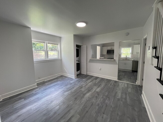 Building Photo - Brand New 5 bedroom 2 Bathroom