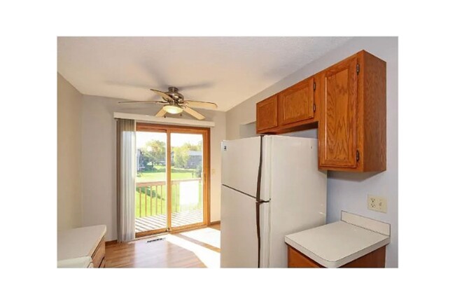 Building Photo - Spacious 2 Bedroom Townhome in Maple Grove!