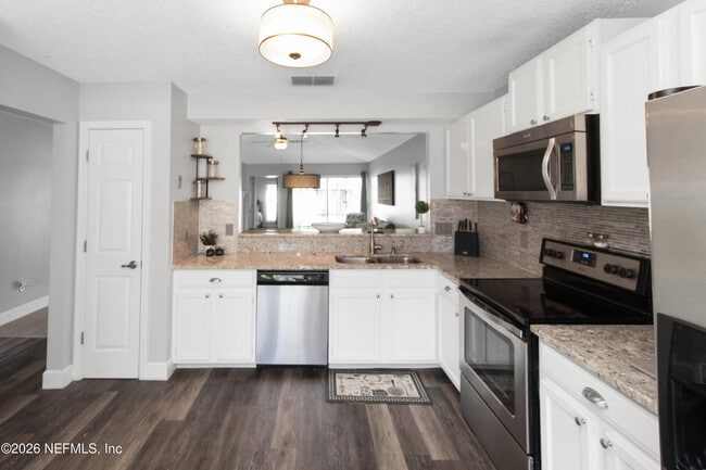 Building Photo - 1720 Wildwood Creek Ln