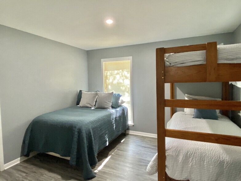 Building Photo - 1105 Glade St