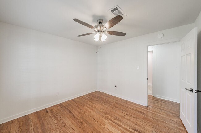 Building Photo - CHARMING HOME Close to TCU Campus!