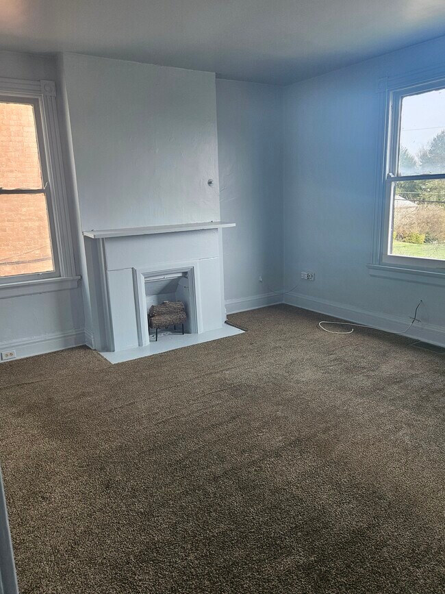 Building Photo - 635 Hawthore Ave