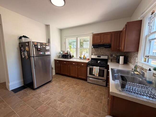 Building Photo - Charming Four Bedroom Home on SE Side!