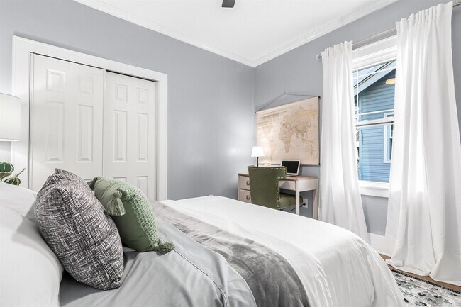 Building Photo - 419 S Kenwood Ave