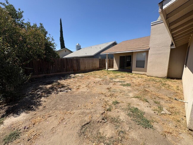 Building Photo - Cozy Home On Spacious Lot In Tulare Available Now!