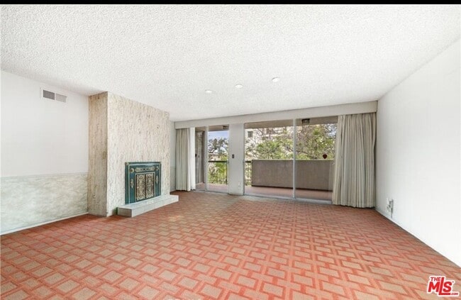 Building Photo - 321 N Oakhurst Dr