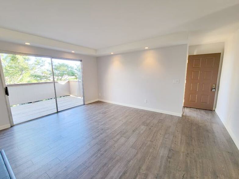 Large family room opens to patio - 6530 College Grove Dr
