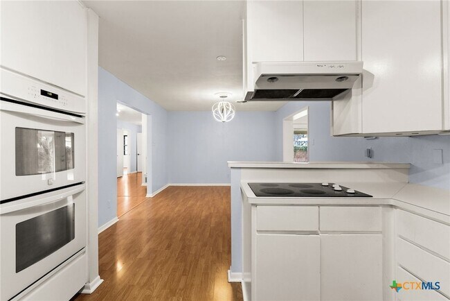 Building Photo - 204 Oak St