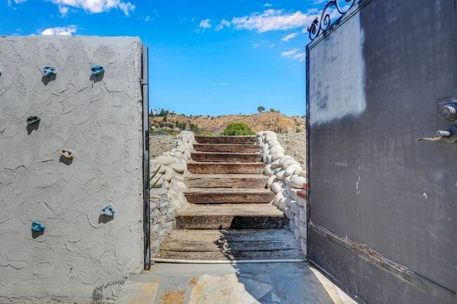 Building Photo - Fully Remodeled 4-Bedroom Single-Story ADU...