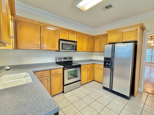 Building Photo - AVAILABLE MID-APRIL 2026!