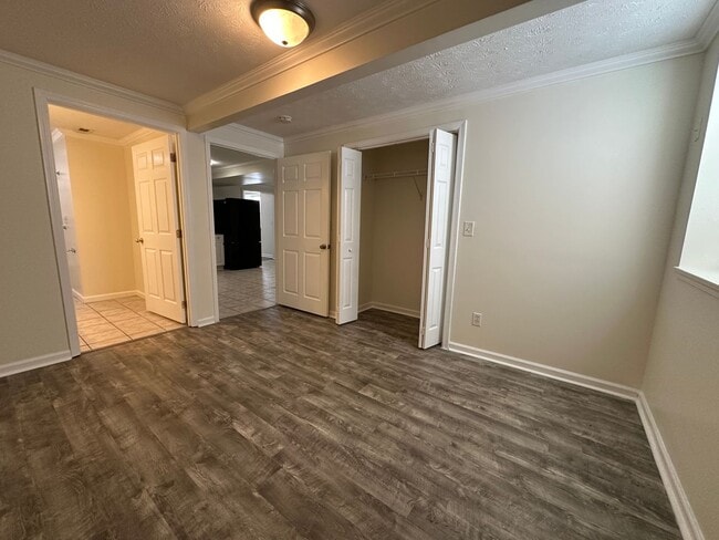 Building Photo - Freshly Updated 4 Bedroom Lower-Level Unit in Oak Ridge – Spacious & Move-In Ready