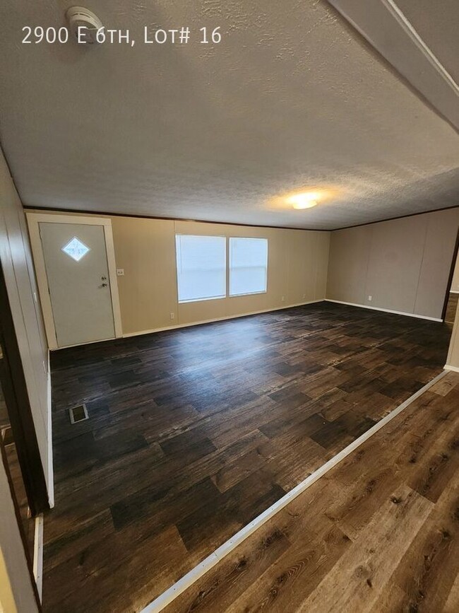 Building Photo - 2900 E 6th Ave