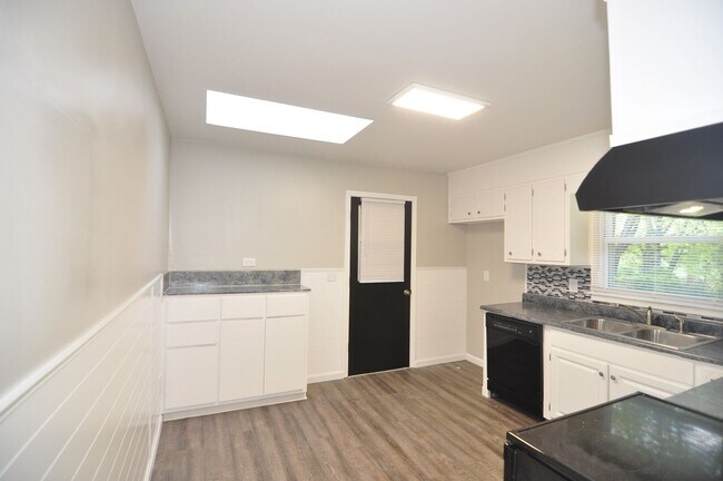 Building Photo - 2816 Broadview Dr NW