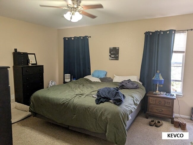 Building Photo - Bright Townhome Near Shopping and Food!