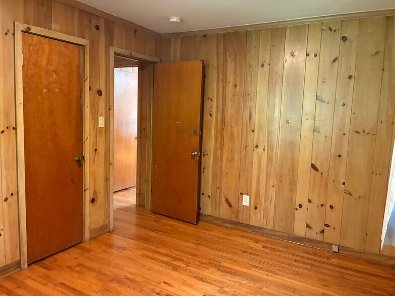 Building Photo - Room in House on Hillsborough St