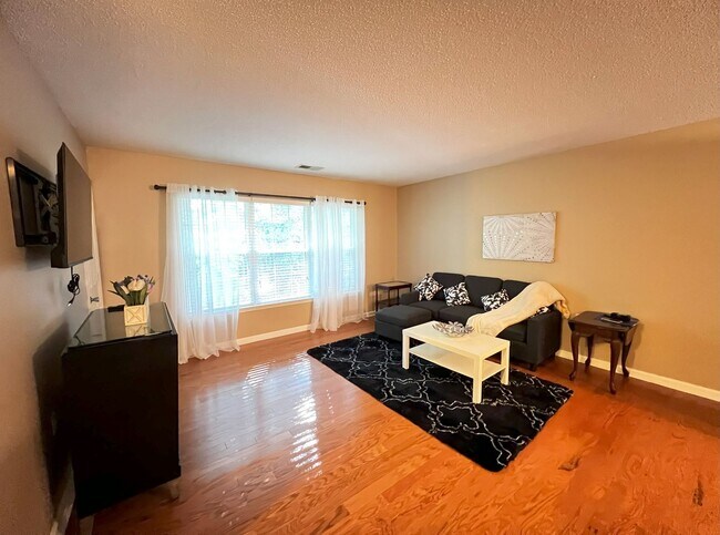 Building Photo - Short Term Rental Now Available!!