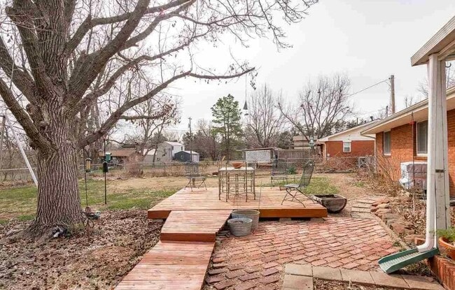 Building Photo - 1001 N Skyline St