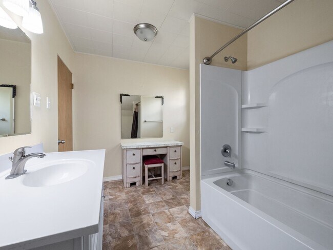 Building Photo - Beautiful craftsman style farmhouse outside Island City with inspiring views of the Grande Ronde ...