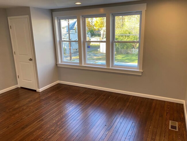 Building Photo - 28 Locust St