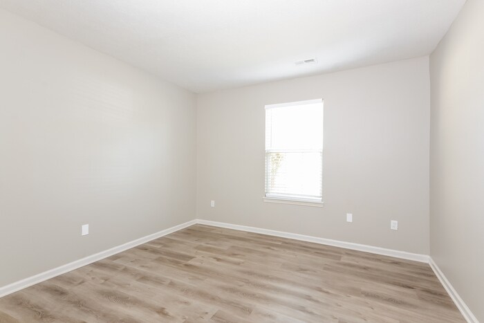 Building Photo - 904 Flying Sun Dr
