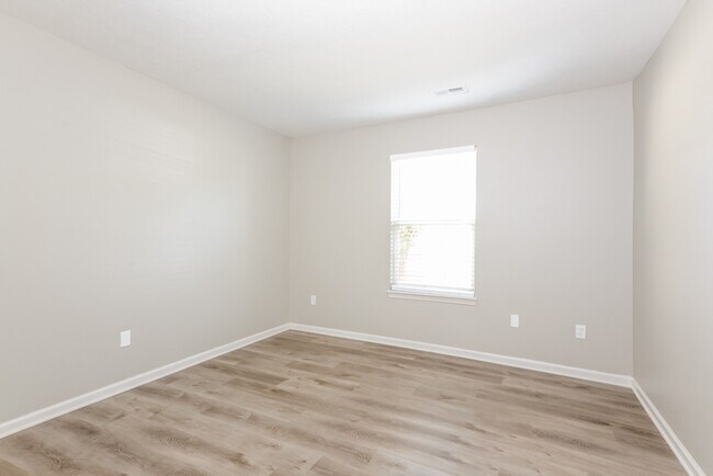 Building Photo - 904 Flying Sun Dr