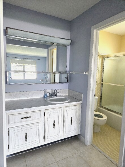 Building Photo - 277 W High Point Ct