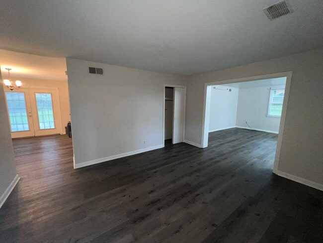 Building Photo - 4 bedroom  2 bathroom single family home