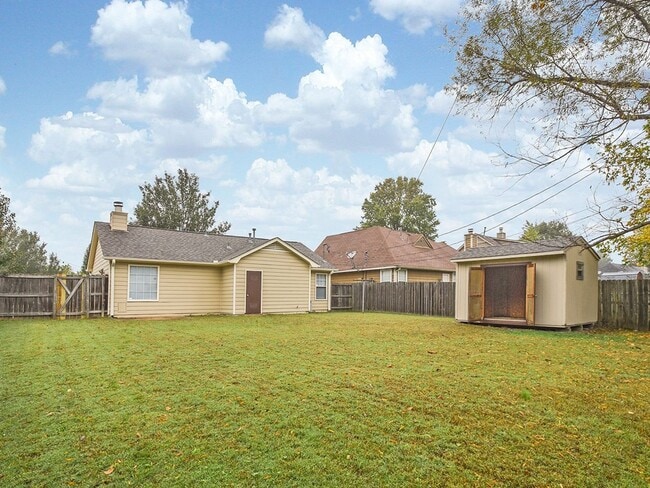 Building Photo - Adorable 3 bed, 2 bath home with stainless steel appliance package.