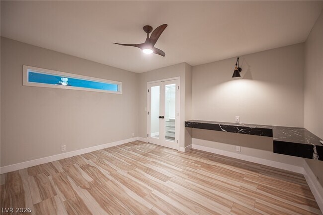 Building Photo - 330 E Country Club Dr
