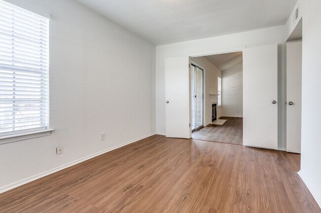Building Photo - Lock and go GATED COMMUNITY near the night life in Addison. 2br/1ba Condo!