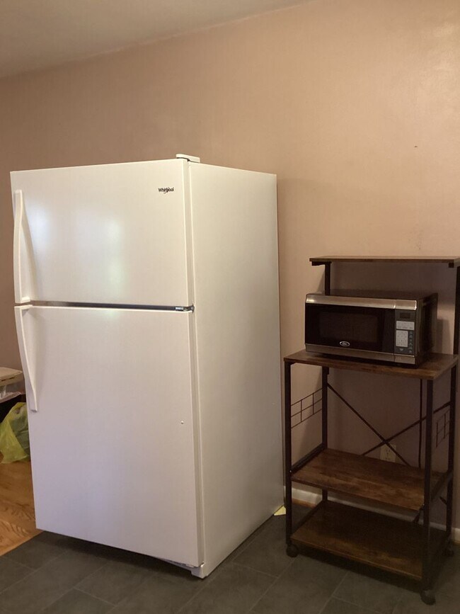 Building Photo - Roomy Updated Home in Established Neighbor...