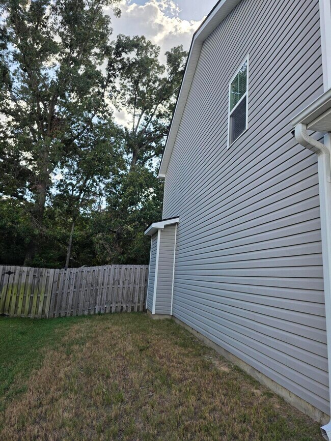 Building Photo - 1338 York Dr